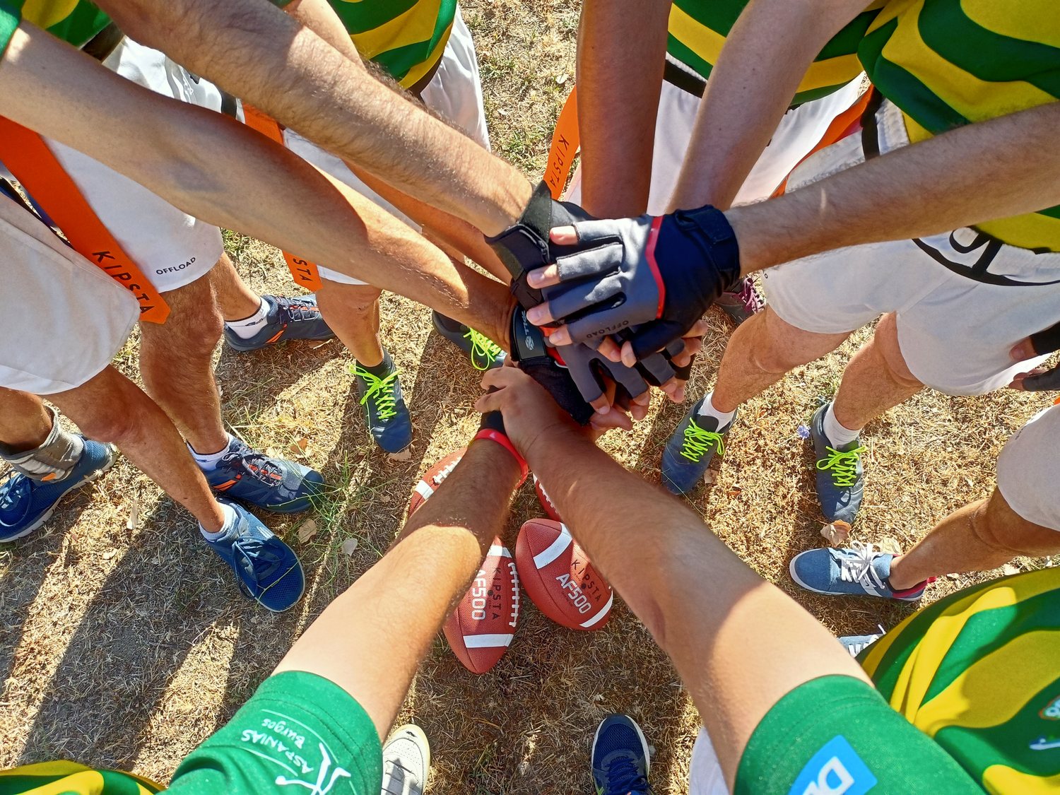 Las manos del equipo Burgos Corzos unidas en el centro tras un partido